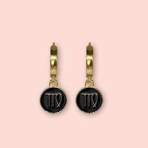 ¡Pendientes de aro Huggies chapados en oro de 18 quilates con dije de signo de nacimiento de estrella del zodíaco en negro y oro! Cumpleaños, Astrología