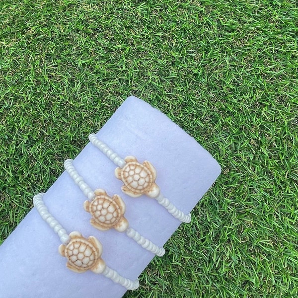 White turtle seed bead bracelet!
