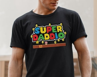 Nouveau T-shirt Super Daddio Mario Game T-shirt cadeau pour la fête des pères pour hommes Top Daddy Dad | Cadeau pour papa | T-shirt imprimé personnalisé fantaisie