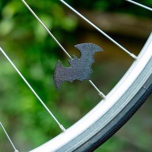 6x Fledermaus Fahrrad Speichen Dekorationen - gruseliges Fahrrad Geschenk, Gothic Fahrrad Dekoration, Fledermaus Fahrradzubehör, Fledermaus-Radfahrer Halloween Geschenk Bild 5