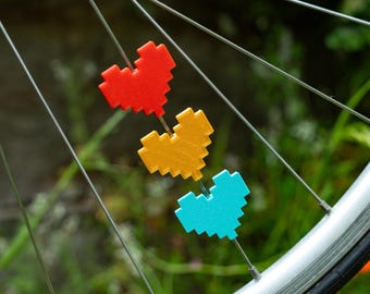 6 decorazioni per raggi di bicicletta Pixel Hearts, decorazioni per bicicletta a forma di cuori di videogiochi, graziosi accessori per ciclismo, regalo per ciclisti a tema cuore