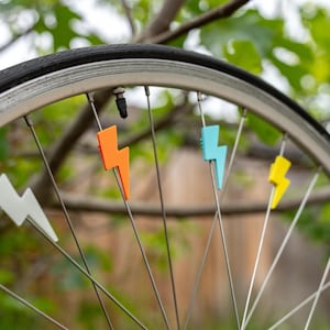 6 decorazioni per bicicletta a forma di fulmine, decorazioni per raggi per bicicletta a forma di fulmine, accessori per bici elettriche a forma di fulmine, decorazioni per bici elettriche Thor immagine 3