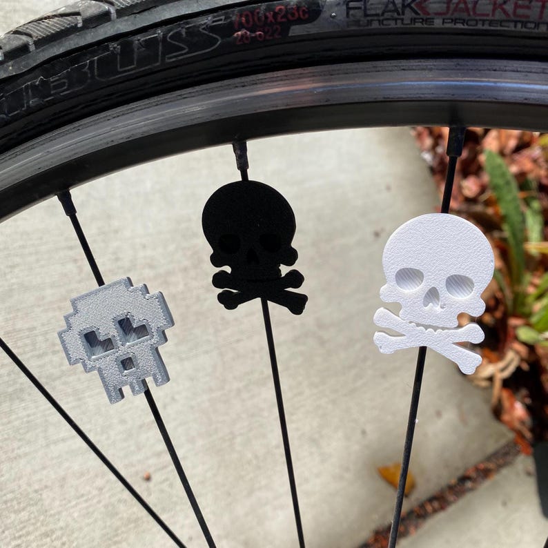 6 decoraciones de calavera para bicicleta, decoraciones de radios, regalos para bicicletas, calavera y huesos cruzados, regalo de bicicleta gótica, accesorios de calavera para bicicleta imagen 1