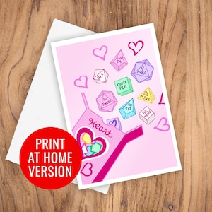 Puede incluir: Una tarjeta rosa con un contenedor en forma de corazón lleno de dados coloridos. Los dados tienen diferentes frases en ellos, como "BFF", "Cutie Pie", "So Sweet", "Luv Ya", "4 Ever", "Be Mine", "Be True" y "XO XO".