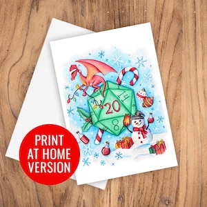 Puede incluir: Tarjeta de felicitación navideña con un dado D20 verde, un dragón rojo y un muñeco de nieve. La tarjeta incluye bastones de caramelo, adornos y copos de nieve. El texto "PRINT AT HOME VERSION" está en un círculo rojo.