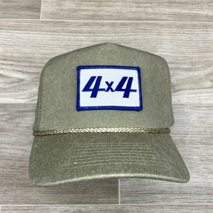 Könnte beinhalten: Eine grüne Trucker-Kappe mit einem weißen Patch, auf dem "4x4" in blauen Buchstaben steht.