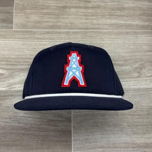 Parche de engrasador vintage en un sombrero de cuerda retro