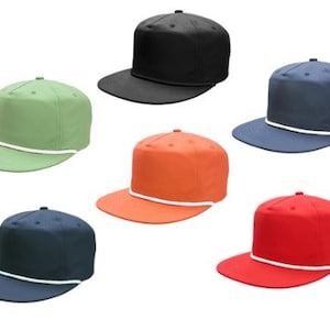 Peut inclure: Six casquettes de baseball de couleurs différentes avec une bordure en corde blanche. Les casquettes sont de couleur noire, verte, orange, rouge, bleu marine et bleu foncé.