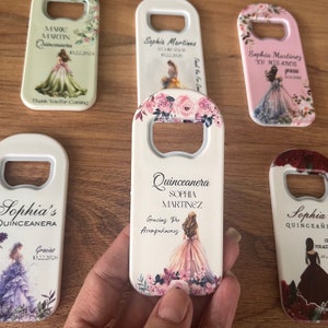 Peut inclure: Une collection de décapsuleurs rectangulaires avec des motifs personnalisés. Chaque décapsuleur présente l'illustration d'une personne en robe de soirée, des motifs floraux et du texte personnalisé incluant des noms, dates et mentions.