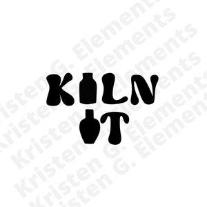 Puede incluir: Diseño gráfico en blanco y negro con el texto "KILN IT" en una fuente retro. El gráfico incluye dos imágenes estilizadas de jarrones.