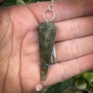 Pêndulo de labradorita para intuição e proteção da aura.