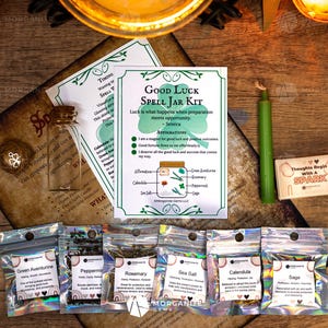 Puede incluir: Kit de hechizo de buena suerte con una vela verde, un frasco pequeño y siete bolsitas pequeñas de hierbas y cristales. Las bolsitas están etiquetadas con los nombres de las hierbas y los cristales: Aventurina verde, Menta piperita, Romero, Sal marina, Calendula, Salvia. El kit también incluye una tarjeta con instrucciones y afirmaciones.