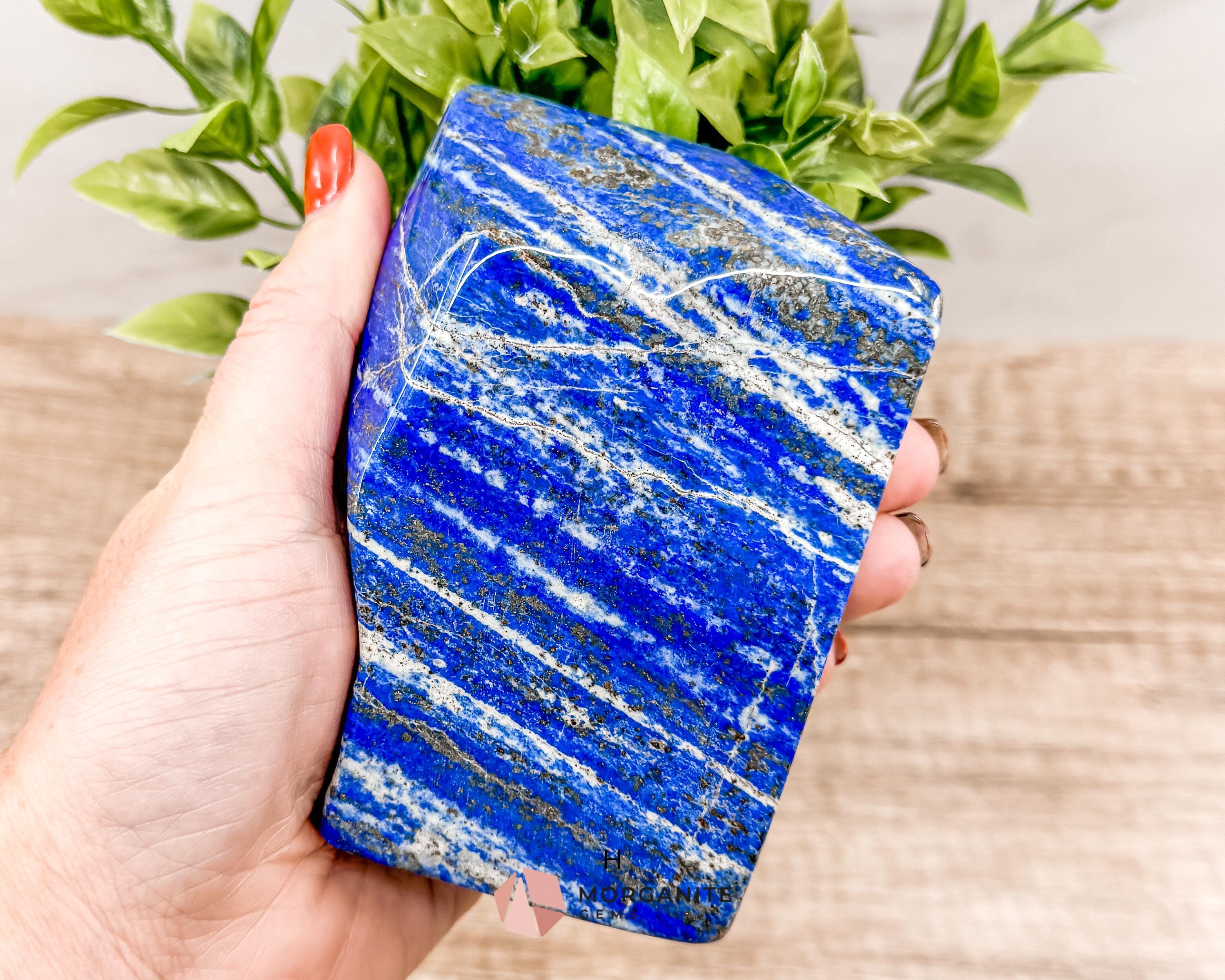 研磨されたラピスラズリの自由形：知恵を授ける手彫りのクリスタル