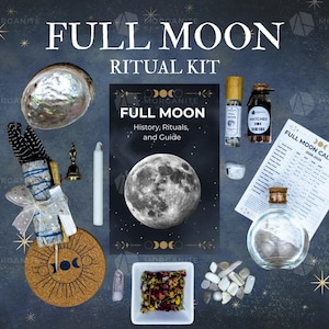 Puede incluir: Un kit de ritual de luna llena con un libro, un calendario lunar, una concha, un manojo de plumas, una vela, una campana, un posavasos de corcho, una botella, un plato pequeño de flores secas, piedras y dos botellas de aceites esenciales.
