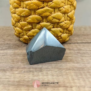 Punta base de hematita cortada a la mitad en bruto: cristal curativo natural protector y de conexión a tierra
