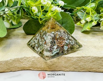 Pirámide de orgonita con crisoprasa y punta de cuarzo transparente: pirámide de cristal para la sanación del corazón y el equilibrio energético.