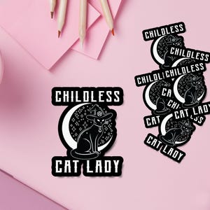 Sticker kinderloze kattenvrouw – Witchy Cat-ontwerp met maan en sterren – perfect voor spookachtige seizoenen, laptops, waterflessen of Halloween-cadeaus