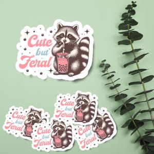 Süß aber wilder Waschbär Sticker - Entzückender Waschbär mit Boba Design - Weirdcore - Deco Sticker