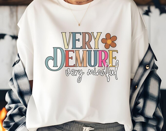 Very Demure, Very Mindful T-shirt - Cutesy Mindful Tee - Retro Vibes - Girly Aesthetic - Vintage Aesthetic - Good Vibes - 001