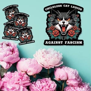 Sticker kinderloze kat Ladies Against Fascism – fel kattenontwerp met bloemenelementen – perfect voor laptops, waterflessen en kattenliefhebbers