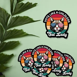 Stem als een kinderloze Cat Lady-sticker - retro kattenontwerp met bril met Amerikaanse vlag - kinderloze sticker Cat Lady