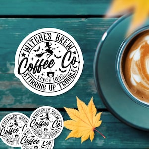 Witchy Coffee Co. Aufkleber - Vintage Witchy Coffee Design - Halloween-Ästhetik - Gemütlicher Gothic-Laptop-Aufkleber