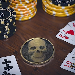 Protecteur de carte de poker Skull Skull | Pièce illusion d'optique | Protecteur de carte gravé personnalisé | Protecteur de carte personnalisé | Pièce d'EDC | Pièce tête de mort