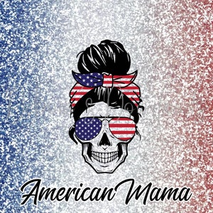 Könnte beinhalten: Ein Schädel mit einer unordentlichen Dutt-Frisur, der eine Sonnenbrille und ein rot-weiß-blaues Bandana trägt. Der Hintergrund ist ein glitzernder Farbverlauf von Blau zu Rot. Der Text "American Mama" befindet sich unter dem Schädel.