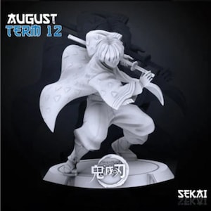 Może przedstawiać: Biała figurka 3D wydrukowana z postaci z anime "Demon Slayer: Kimetsu no Yaiba". Postać trzyma miecz i ma na sobie przepływającą szatę. Figurka stoi na podstawie z logo anime.
