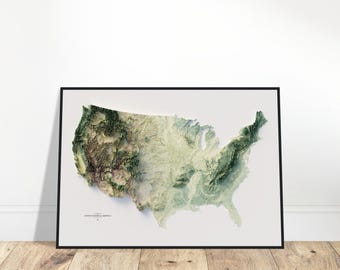 Pode incluir: Um mapa topográfico dos Estados Unidos da América, mostrando a elevação do terreno em tons de verde e marrom. O mapa está emoldurado em uma moldura preta e está pendurado em uma parede branca.