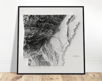 Könnte beinhalten: Eine topografische Karte des Bundesstaates Arkansas in Schwarzweiß. Die Karte ist in einem schwarzen Rahmen gerahmt und hängt an einer weißen Wand.