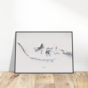 Op de afbeelding: Een ingelijste print van de Indonesische archipel. Het kunstwerk toont een 3D topografische kaart in grijstinten en wit, tegen een witte achtergrond. Het zwarte frame geeft het kunstwerk een moderne uitstraling.