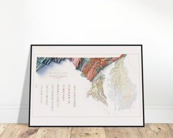 Może przedstawiać: Mapa stanu Maryland w ramie, z szczegółową mapą topograficzną ukazującą wysokość terenu. Mapa jest wydrukowana w odcieniach niebieskiego, zielonego, brązowego i czerwonego. Mapa nosi tytuł "The State of Maryland, Topographical Elevations".