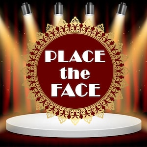 Könnte beinhalten: Eine weiße runde Bühne mit einem roten Kreis mit goldener, verzierter Umrandung und dem Text "PLACE the FACE" in Weiß. Die Bühne wird von Scheinwerfern beleuchtet, die vor einem roten Samtvorhang stehen.