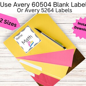 Op de afbeelding: Een gele, roze en bruine map met een label waarop "Naam: Wiskunde" staat. De map ligt op een wit houten oppervlak. De tekst "Gebruik Avery 60504 blanco labels of Avery 5264 labels" en "2 maten" is zichtbaar bovenaan de afbeelding. Een roze ster met de tekst "Direct downloaden" bevindt zich in de rechterbovenhoek van de afbeelding.