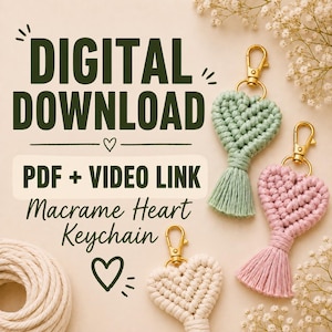 Può includere: Tre portachiavi in macramè a forma di cuore nei colori verde salvia, rosa antico e crema, ciascuno con un moschettone dorato. Il testo recita: DIGITAL DOWNLOAD, PDF + VIDEO LINK, Macrame Heart Keychain. Un gomitolo di corda crema è visibile.