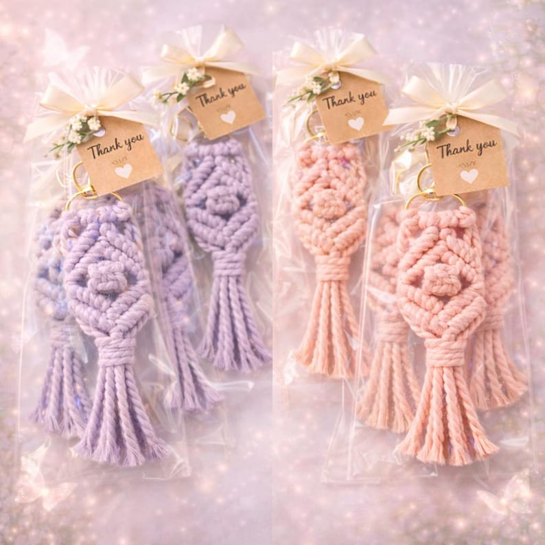 Pu&ograve; includere: Portachiavi in macram&egrave; nei colori lavanda e pesca, confezionati in sacchetti trasparenti. Ogni portachiavi ha un anello color oro e un nappa. I sacchetti sono legati con un nastro color crema e una piccola etichetta con la scritta "Thank you".