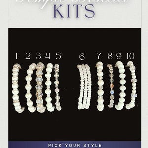 Op de afbeelding: Afbeelding van tien Temple Bracelet Kits, elk met een uniek ontwerp van kralen en kristallen. De armbanden zijn genummerd van 1 tot 10, met namen eronder. De tekst "BLUE VIOLET HOME" en "Temple Bracelet KITS" staat bovenaan.