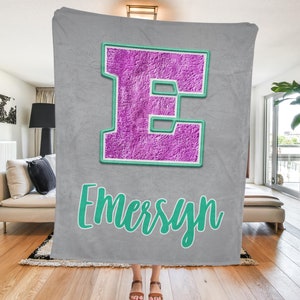Manta con letras de parche de chenilla, parches falsos, manta con nombre personalizado y letras universitarias para regalo de niña, decoración de habitación de estética preppy, decoración del hogar