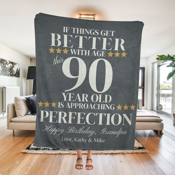 Coperta Di Flanella Personalizzata 90° Compleanno Uomo | 152x127 Cm | Morbida Coperta Regalo Per Traguardo 90 Anni | Ideale Per Papà E Nonno
