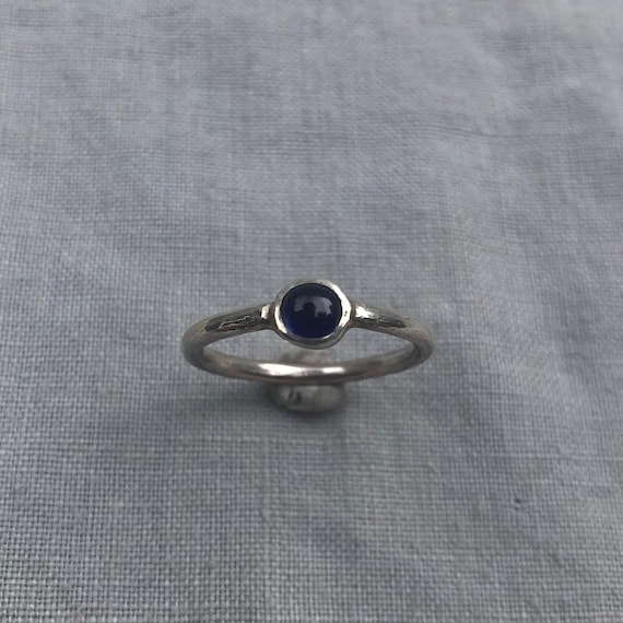 Natural earth-mined sapphire cabochon ring in argentium sterling silver // U.S. size 7 1/4