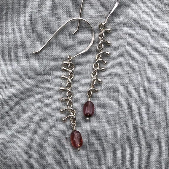 Spine earrings in argentium sterling silver with pink tourmaline // Kinetic sculptural pink tourmaline earrings // Handmade chain earrings