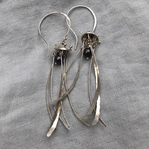 Jellyfish earrings in argentium sterling silver with black pearl // Kinetic sculptural black pearl earrings