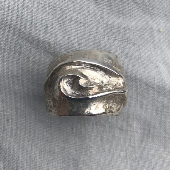 Statement ring in argentium sterling silver // U.S. size 9 1/2-10 // Wave ring // Chasing and repousse