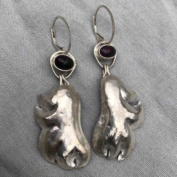 Black opal statement earrings in argentium sterling silver // Modular black opal earrings // Chasing and repoussé earrings