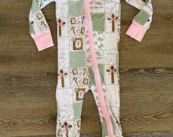 Deus Está Dentro Dela - Pijama de Bambu | Macacão Cristão para Bebê Menina |