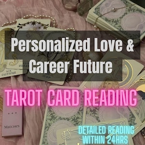 Puede incluir: Un conjunto de cartas del tarot con los textos "Personalized Love & Career Future" y "Tarot Card Reading". La imagen incluye una baraja de cartas, una pequeña caja de cerillas y elementos decorativos sobre una superficie rosa.