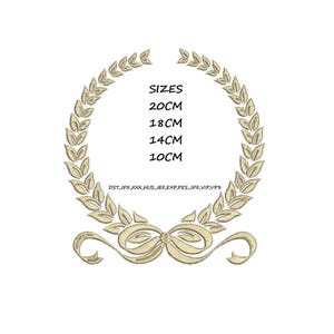 Pode incluir: Um desenho de bordado dourado de uma coroa com um laço na parte inferior. A coroa é feita de folhas e o laço é amarrado com uma fita. O texto "SIZES 20CM 18CM 14CM 10CM" está escrito dentro da coroa.