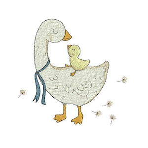 Puede incluir: Ilustración bordada de un ganso con un patito pequeño montado en su espalda. El ganso es de color gris claro con una cinta azul, y el patito es amarillo. Semillas de diente de león flotan en el fondo.