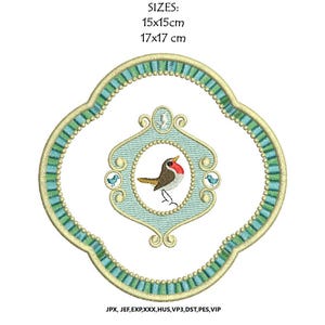 K&ouml;nnte beinhalten: Gesticktes Design mit einem Vogel in einem dekorativen Rahmen. Der Rahmen ist t&uuml;rkis und goldfarben. Der Vogel hat eine rote Brust und braune Fl&uuml;gel. Erh&auml;ltlich in den Gr&ouml;&szlig;en 15x15cm und 17x17 cm.